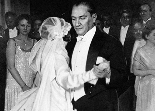 Ataturk dancing waltz.png